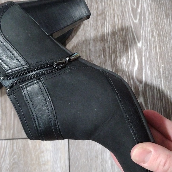 Clarks Artisan black leather zip ankle boots. Size 8. Mint condition - Picture 7 of 12